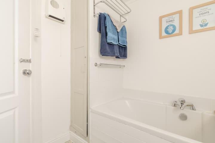 Dog Friendly Cottage 2 Mins To Beach With Hot Tub And Zappi Ev Lessingham Luaran gambar